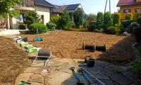 wyrównanie terenu przy pomocy niwelatora ręcznego