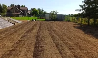niwelacja terenu oraz zakładanie trawnika z siewu